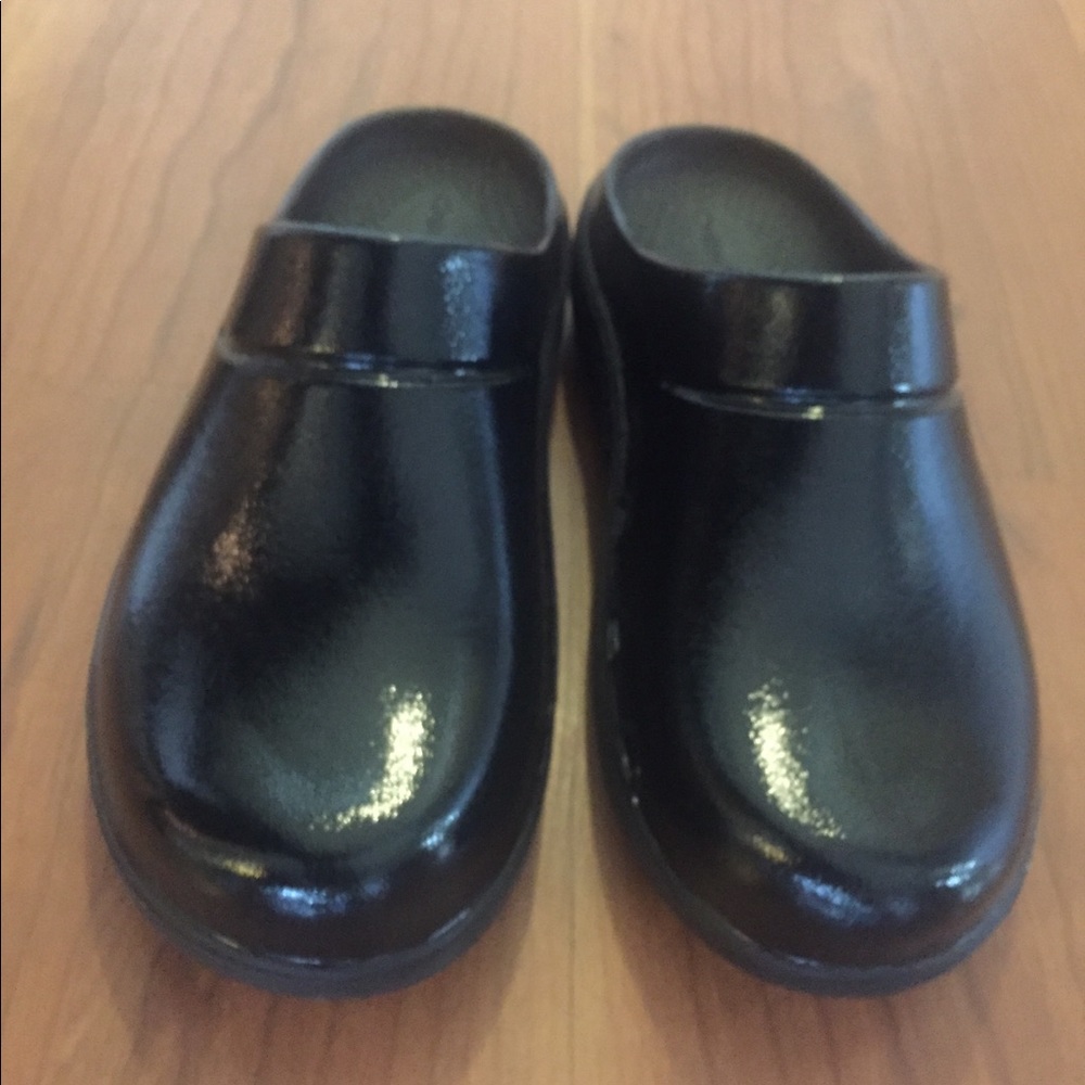 Oofos clogs